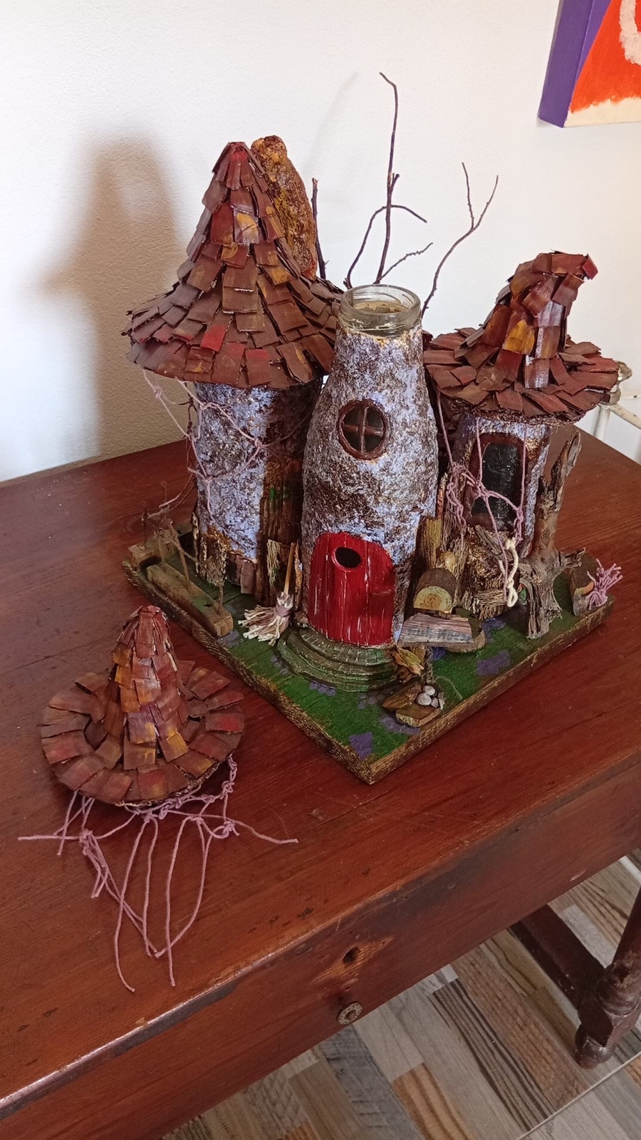 Casa de brujas — botes de cristal, cartones y arcilla