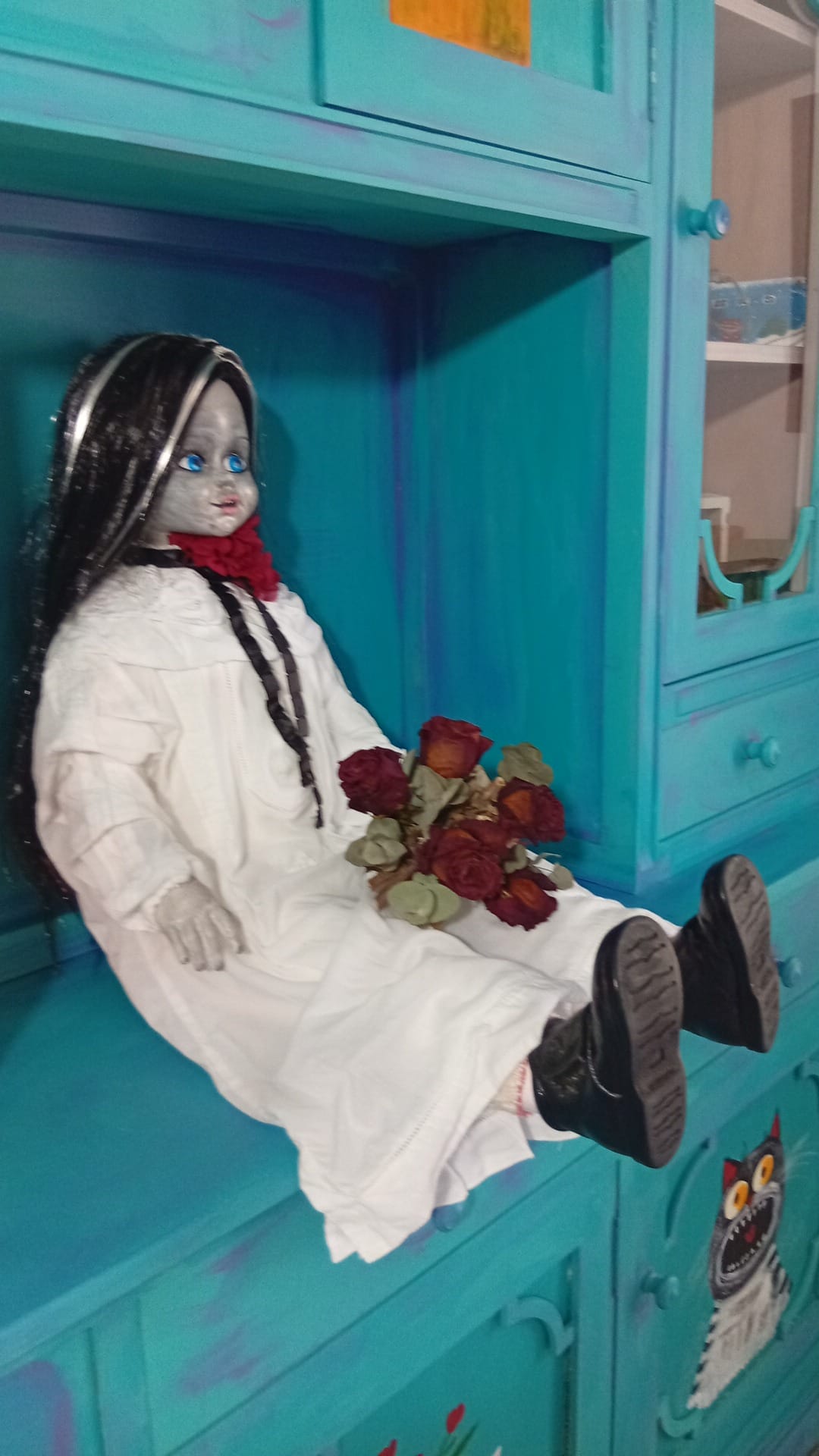 Etmonia — muñeca reciclada con rosas secas